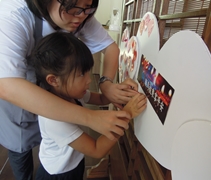 老師也準備了愛心卡片，讓小朋友們把滿滿的愛心與祝福獻上。【攝影者：魏嘉妍】