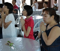 家長們用虔誠的心來祈禱，祈願馬航的乘客們平安歸來。【攝影者：魏嘉妍】