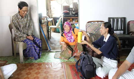 慈濟志工曾秀金（慈綺）告訴索麗莎夫婦，他們自制的竹筒一直都珍藏在蘭卡威聯絡處的會所，是歷史的一部份。【攝影者：尤靜蓓】