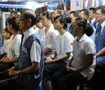 家屬與法親們將悲傷化為祝福，為莊雙萊助念，祈願他乘願再來利眾生。【攝影者：許懿礽】