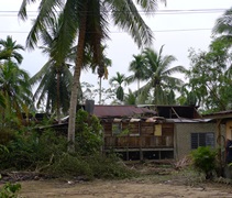 遭到暴風雨侵襲的房屋大部份的屋頂都被吹走了。【攝影者：蔡梅芳（慈滙）】
