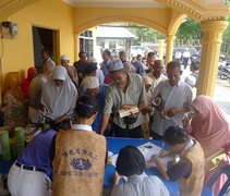志工們在發放現場向村民們派發慈濟月刊及「竹筒」，希望啟發大家的善念。【攝影：蔡梅芳（慈滙）】