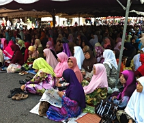 每個星期五是伊斯蘭教的聚禮日，哥打峇魯的回教徒都會聚集在這，聆聽宗教師的開示和祈禱。【攝影者：莊鞳勛】