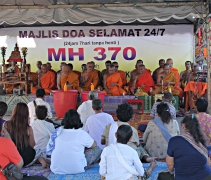 在吉蘭丹一間泰國佛寺辦了一場法會，連續7天24小時不間斷為馬航MH370客機失聯事件而祈禱。【攝影者：莊鞳勛】