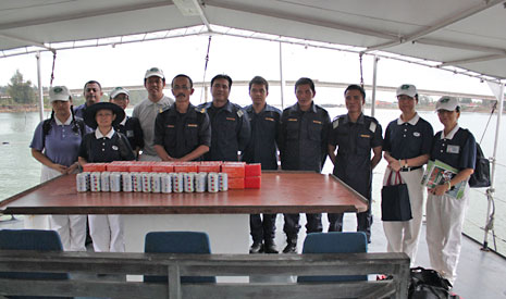 吉蘭丹慈濟志工特地準備了小點心和冷飲，送給馬來西亞海岸警衛隊隊員。【攝影者：莊鞳勛】