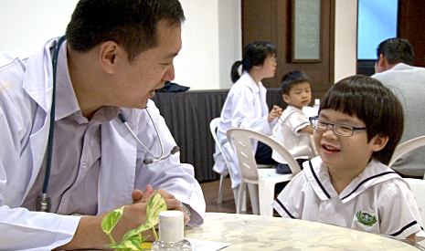 人醫會醫護人員用愛心與耐心跟孩子互動，讓他們放下了不安的心情。【攝影者：胡慧芬】