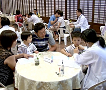 來自檳城、峇六拜、北海和高淵四間幼兒園的家長，都一一攜帶了孩子們前來參與健檢活動。【攝影者：胡慧芬】