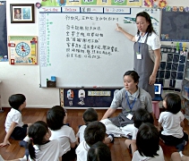 孩子的因緣，讓穎柔媽媽（站）也開始加入了大愛媽媽的行列，一起守護幼兒園的孩子們。【攝影者：胡慧芬】