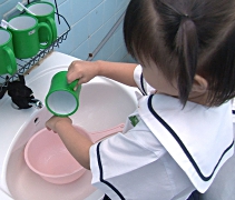 一小杯的水，要如何應付刷牙、洗手和各種所需，這一切都是考驗孩子們的智慧。【攝影者：胡慧芬】