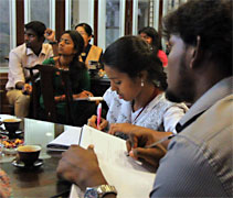 印度清奈馬德拉斯基督教學院社工系學生，全神貫注的聆聽、勤作筆記。【攝影者：黃彥碧】