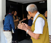 檳城慈濟洗腎中心的志工正熱烈歡迎，印度清奈馬德拉斯基督教學院師生的到來。【攝影者：黃彥碧】
