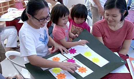 這是峇六拜慈濟幼兒園四歲班的班會，家長們欣賞孩子的作品。【攝影者：胡慧芬】