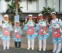 策劃團隊設計了腎臟形狀的吉祥物，穿上吉祥物大型紙板，慈濟志工們希望能夠吸引更多民眾前來參與健檢。【攝影者：文玉華】