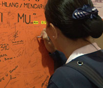 慈濟志工在等待飛往北京前，在機場看板上，寫下祝福語希望馬航MH370航班裡的人，平安歸來。【攝影者：陳瑞文】