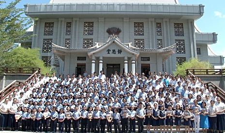 這是慈濟幼兒園首次四園聯辦校友聯誼會，人文學校的親子歡喜承擔各個功能。【攝影者：胡慧芬】