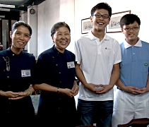 檳城共有12屆的畢業生，而王勝斌（左三）正是來自2002年慈濟幼兒園第一屆的畢業生。【攝影者：胡慧芬】