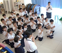 雙手合十，孩子們虔誠祈禱，讓善念共聚。攝影者：胡慧芬】