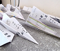 一架架的紙飛機，雖然並不華麗，卻承載著孩子們無限的祝福。攝影者：胡慧芬】