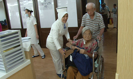 護理同仁迎接腎友們來到二樓全新的洗腎室裡洗腎。【攝影者：陳瑞文】
