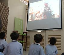 老師帶領小朋友一起觀看甘肅干旱缺水的影片，學習見苦知福。【攝影者：胡慧芬】