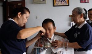 眼前這些慈濟志工是第一次幫人理髮，因為看到照顧戶林振明的頭髮有些長，貼心的志工們，擔心天氣熱，林振明會不舒服，所以幫他理髮。【攝影者：黃彥碧】
