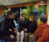 一位家屬拉著志工徐雨芬的手堅定的表示，也想要加入助人的行列。（攝影者：雍妮 地點：北京）