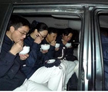 全心投入膚慰家屬工作，慈濟志工們安住在低溫的車上用餐，所有素食也都是志工自行準備。（攝影者：雍妮 地點：北京）