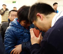 志工陸凱聲合十為家屬祈福。（攝影者：劉毅 地點：北京市）