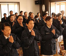 出發關懷前，志工們虔誠祈禱。（攝影者：劉毅 地點：北京市）