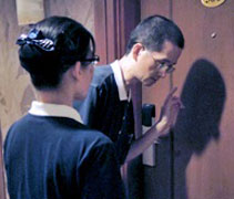 北京的劉大叔一直關在房裡，志工寸步不離守在門外，不時輕輕敲門慰問。（攝影：林思源）