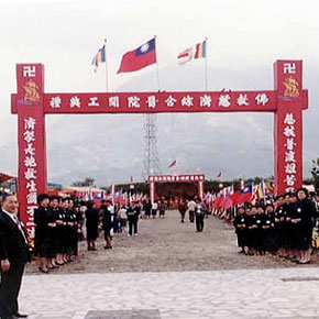 「歷史上的今天」1984年4月24日,花蓮慈濟醫院於進行第二次動土。上人回想當時,雖然建院壓力沈重,但「邀集天下善士」來共成其事的志向,卻未曾有絲毫動搖。「人世間一切的事物,總是要用心,用心,一定會留下足跡;假如我們不用心,或者是用心有了偏差,可能差毫釐、失千里,那就是很遺憾。不過,用的正確,那就是永恆的歷史。」