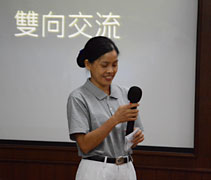 許儷儀師姊第一次承擔講座會司儀，雖緊張但卻從中獲取了寶貴的保健知識。【攝影者：黃維光】