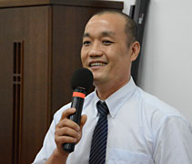 志工姚和延師兄常在半夜醒來，影響了日間的精神。許文惜表示，因為不夠放鬆，責任心重而起。【攝影者：黃維光】