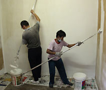 志工為房間粉刷，讓林伯伯如入新家，開始新的生活。【攝影者：葉俍輝（濟岸）】