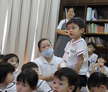 在「有獎徵答」環節，四歲班的小朋友們踴躍搶答，將活動推向高潮。【攝影者：翟佩庭】
