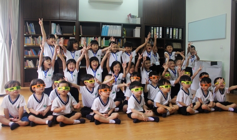 四歲班的弟弟妹妹們戴著愛心手工太陽眼鏡，與六歲班的哥哥姐姐們開心合照留念。【攝影者：翟佩庭】