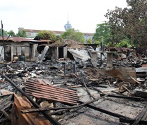 吉打州亞羅士打直落灣也鋅板木屋區（Teluk Wanjah），發生火災，燒毀了10間房子。【攝影者：何進財】