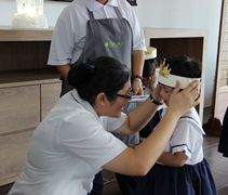 幼兒園園長譚莉璉（慈遵）頒發獎項給行為上力行三好的小朋友，為他們戴上王冠，成為禮儀小天使。【攝影者：魏嘉妍】