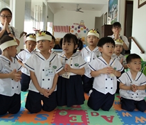 老師帶領小朋友虔誠唱「立願文」。【攝影者：魏嘉妍】