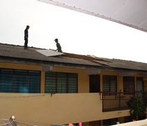 暴風雨侵襲亞羅士打誠信花園組屋區（Taman Setia Jaya）導致16間房屋的屋瓦被吹毀。【攝影者：許薇盈（懿礽）】