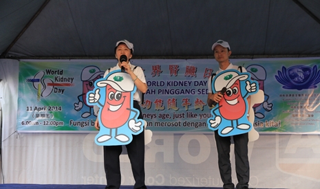 腎臟專科醫師卸下平日的嚴肅裝扮穿上腎臟形狀的吉祥物，在臺上以馬來語及華語為大家講解何謂慢性腎臟病以及預防的方法。【攝影者：何義雄（誠瓛）】