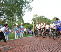 六位醫師穿上運動裝，騎著自行車，引領大眾出發，緊密看守大眾的安危。【攝影者：何義雄（誠瓛）】