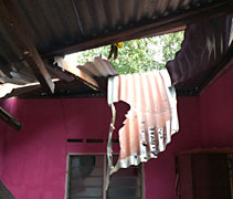 甘榜德臘（Kampung Terap）遇到罕見龍捲風，把30間住家屋頂上的鋅板給掀開。【攝影者：莊智文（濟智）】