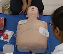 除了教導心肺復甦術，有關心臟除颤器醫療器材的使用方法。【攝影者：陳瑞文（惟迪）】