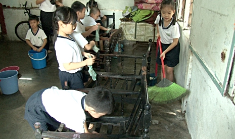 北海慈濟幼兒園的孩子特地前來為照顧戶打掃住家，希望為照顧戶打造一個干淨的居住環境。【攝影者：胡慧芬】