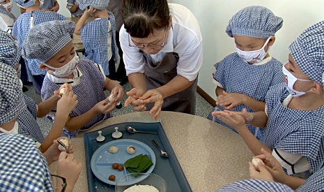 北海慈濟幼兒園的孩子們首次學習制作壽桃。【攝影者：胡慧芬】