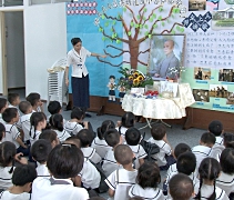 北海慈濟幼兒園全體師生聚集一處，一起聆聽姚雅燕園長分享證嚴上人的故事。【攝影者：胡慧芬】