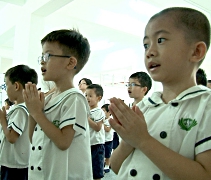 配合慈濟48周年慶，慈濟幼兒園的孩子們雙手合十，一起虔誠拜願。【攝影者：胡慧芬】