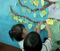 孩子們把祝福卡掛在許願樹上。【攝影者：胡慧芬】