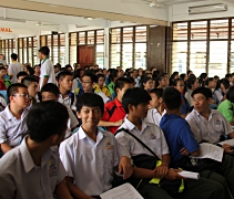 在老師積極呼吁下，有263位師生自願參加這次的浴佛大典。【攝影者：黃彥碧】